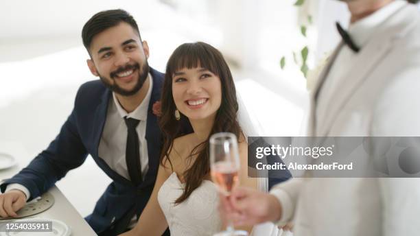 een bruiloft toast te worden herinnerd - wedding guests stockfoto's en -beelden