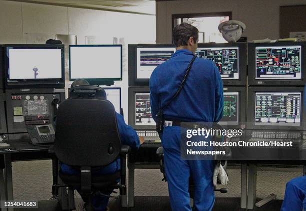 Control Room For Process Plant Chemical Plant Control Room Photos and Premium High Res Pictures ...
