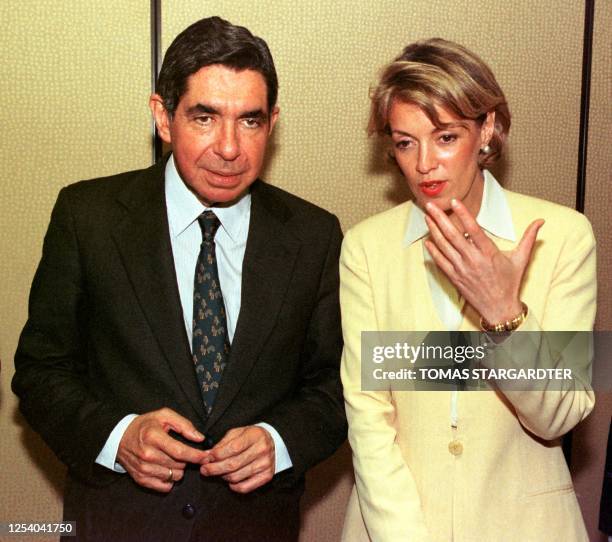 Former Costa Rican president and Nobel Peace Laureate, Oscar Arias and Colombian Foreign Minister Maria Emma Mejia chat during a photo oportunity 04...