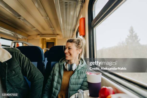 電車の中で笑顔の女性 - 通勤電車 ストックフォトと画像
