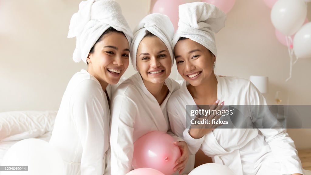 Kopfschuss Porträt glücklich vielfältige Frauen feiern in Spa
