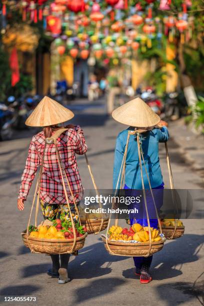 vietnamese vrouwen die tropisch fruit, oude stad in hoi een stad, vietnam verkopen - hoi an stockfoto's en -beelden