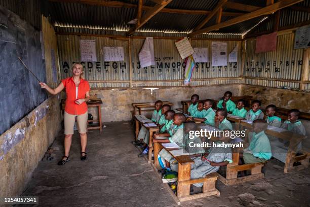 vrijwilligersonderwijs in afrika, school in de buurt van masai mara game reserve in kenia - african school kids stockfoto's en -beelden