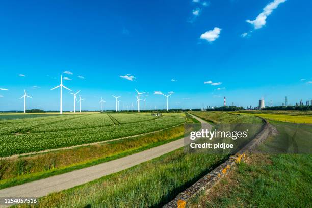 nucleaire en hernieuwbare energiebronnen. - charcoal stockfoto's en -beelden