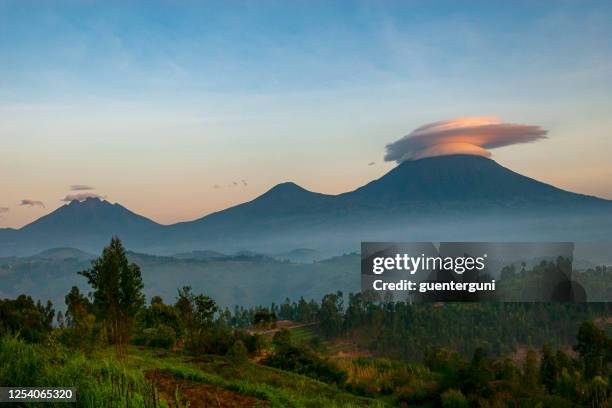 landschaft des virunga-gebirges in ruanda - ruanda stock-fotos und bilder