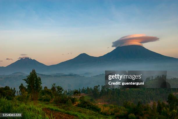 landscape of the virunga mountains in rwanda - ruanda imagens e fotografias de stock