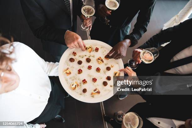 geschäftsleute genießen einen aperitif, bevor sie in einem luxusrestaurant speisen - aperitif stock-fotos und bilder