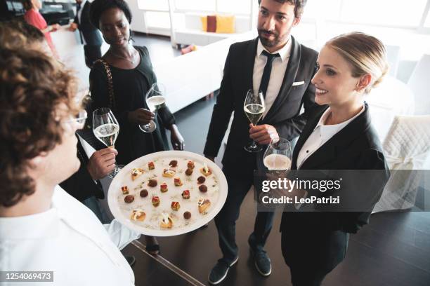 zakenmensen die van een aperitief genieten alvorens in een luxe restaurant te dineren - aperitief stockfoto's en -beelden