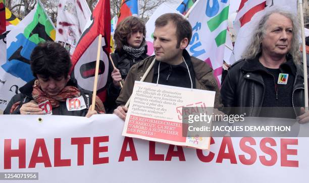 Des enseignants et des lycéens d'Ile-de-France manifestent le 18 février 2010 à Paris, pour protester contre les "suppressions de postes" qui...