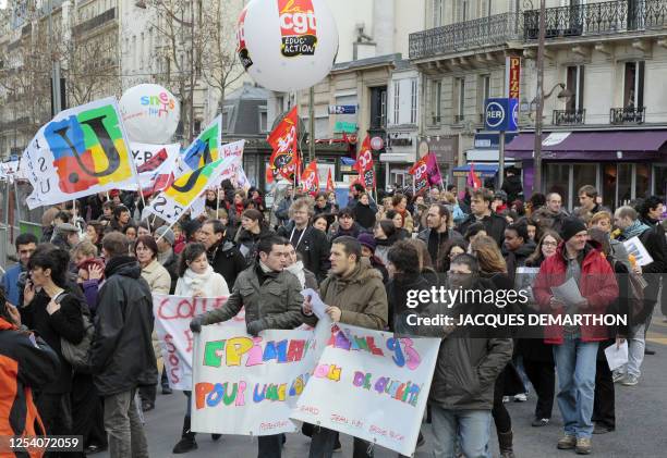 Des enseignants et des lycéens d'Ile-de-France manifestent le 18 février 2010 à Paris, pour protester contre les "suppressions de postes" qui...