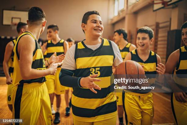 group of teenage boys basketball players - high school basketball stock pictures, royalty-free photos & images
