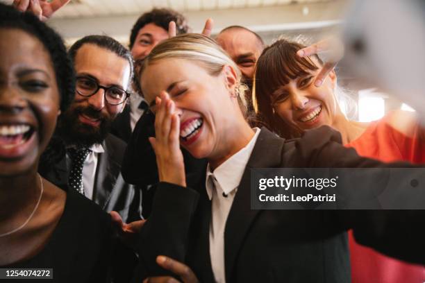 bedrijfscollega's die van een omslagpartij bij recente nacht genieten - work anniversary stockfoto's en -beelden