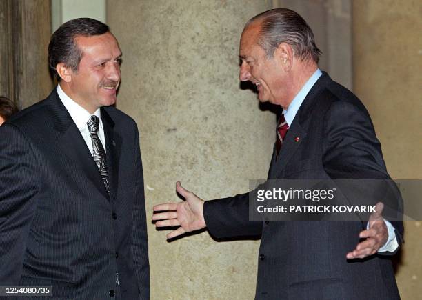 Le président de la République Jacques Chirac accueille le chef du parti islamiste au pouvoir en Turquie, Recep Tayyip Erdogan, le 27 novembre 2002,...