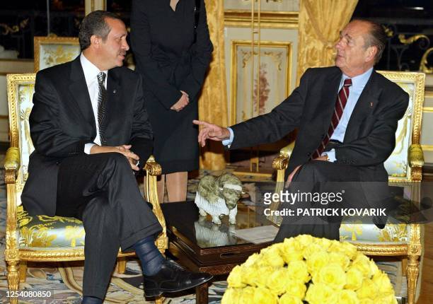 Le président de la République Jacques Chirac s'entretient avec le chef du parti islamiste au pouvoir en Turquie, Recep Tayyip Erdogan, le 27 novembre...