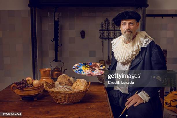porträt eines traditionellen holländischen adligen an einem küchentisch - renaissance mann stock-fotos und bilder