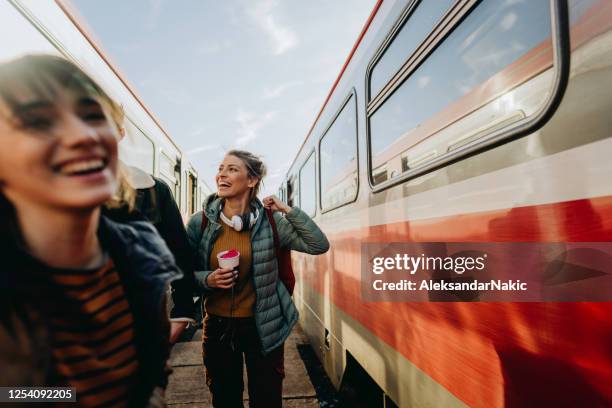 girlfriends on a train station - trem imagens e fotografias de stock