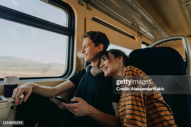 samen reizen - passagierstrein stockfoto's en -beelden