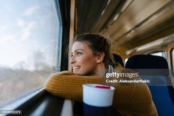 femme de sourire sur un train - train photos et images de collection