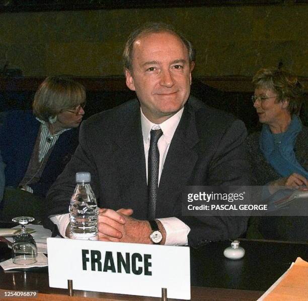 Hubert Vedrine ministre des affaires etrangeres Francais attend le 20 Novembre dans la salle du conseil de l'ONU a Geneve, avant la reunion des chefs...