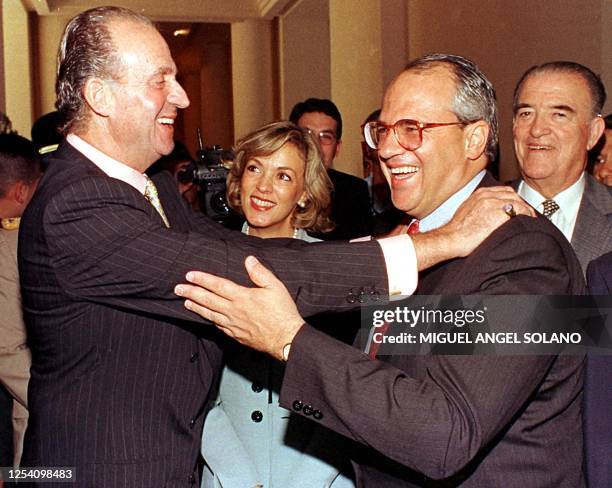 King Juan Carlos of Spain and Colombian President Ernesto Samper embrace 09 November at the Hotel Isla Bonita in Isla Margarita, Venezuela. At is...
