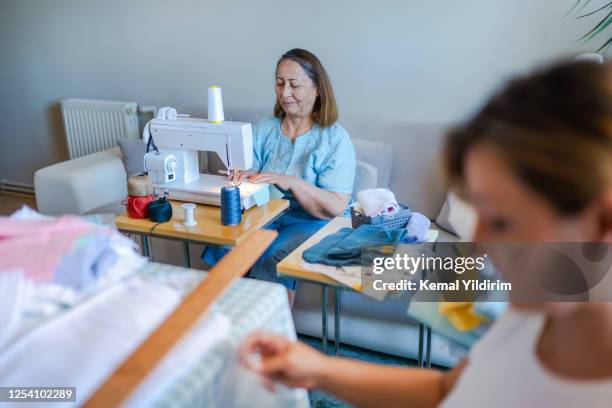 moeder en dochter die hun familiebedrijf van huis in werking stellen - stay at home mother stockfoto's en -beelden