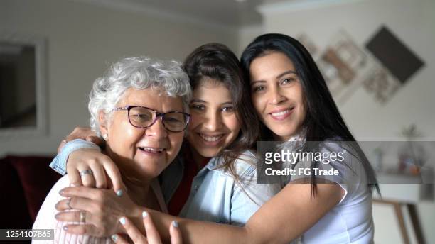drei-generationen-frauenfamilie zu hause - teenager alter stock-fotos und bilder