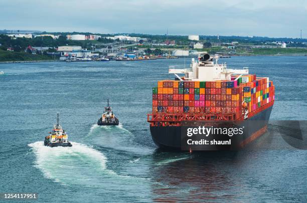 outbound container ship - schlepper stock-fotos und bilder