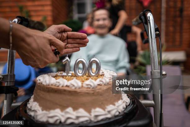 verrassing hogere partij van de vrouwverjaardag - 100 birthday stockfoto's en -beelden