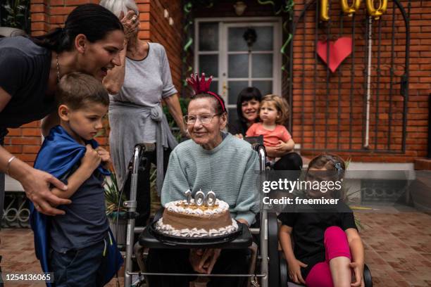 verrassing hogere partij van de vrouwverjaardag - 101 stockfoto's en -beelden