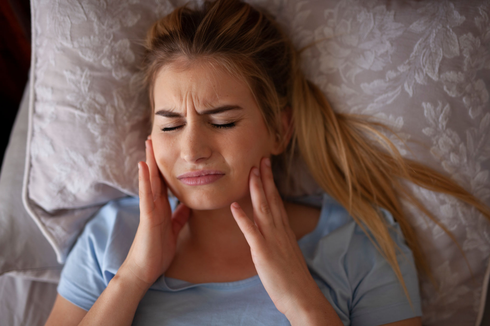 Dolor de mandíbula después de despertarse o dormir, TMJ Bruxisum, rechinar los dientes Dolor de mandíbula después de despertarse o dormir, TMJ Bruxisum, rechinar los dientes