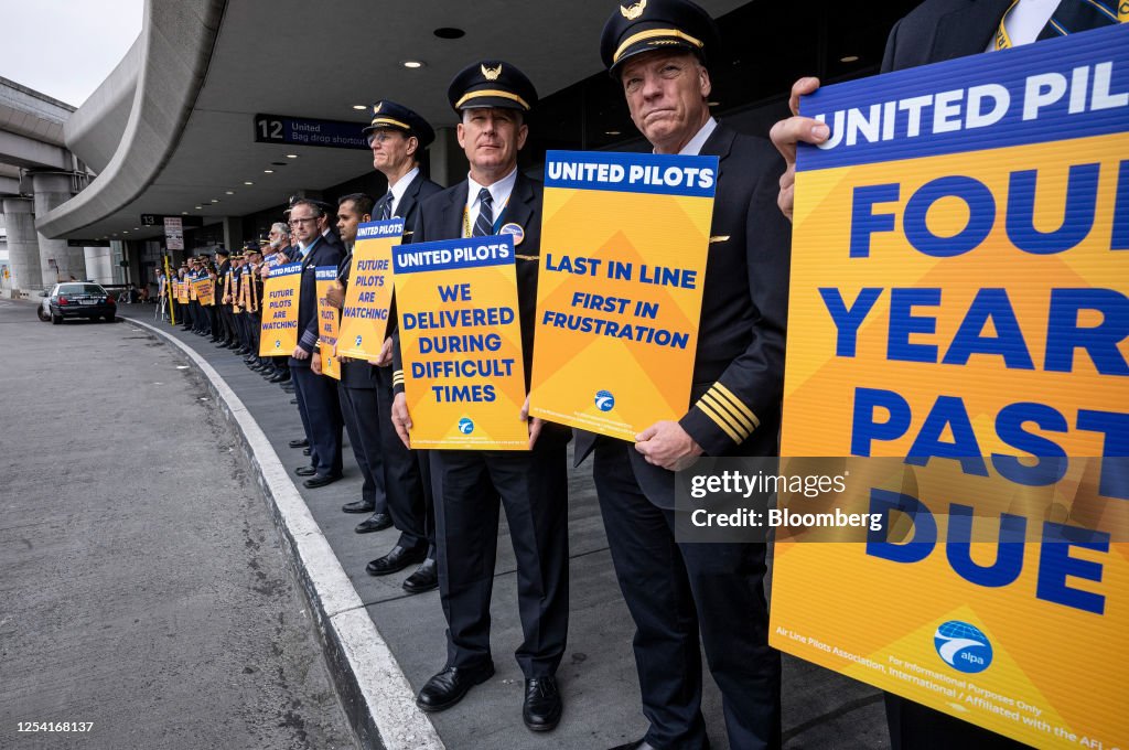 United Airlines Pilots Picket Nationwide