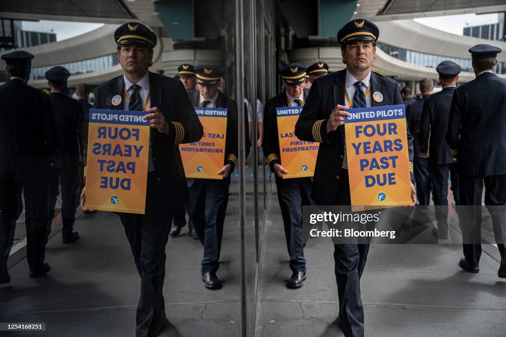 United Airlines Pilots Picket Nationwide