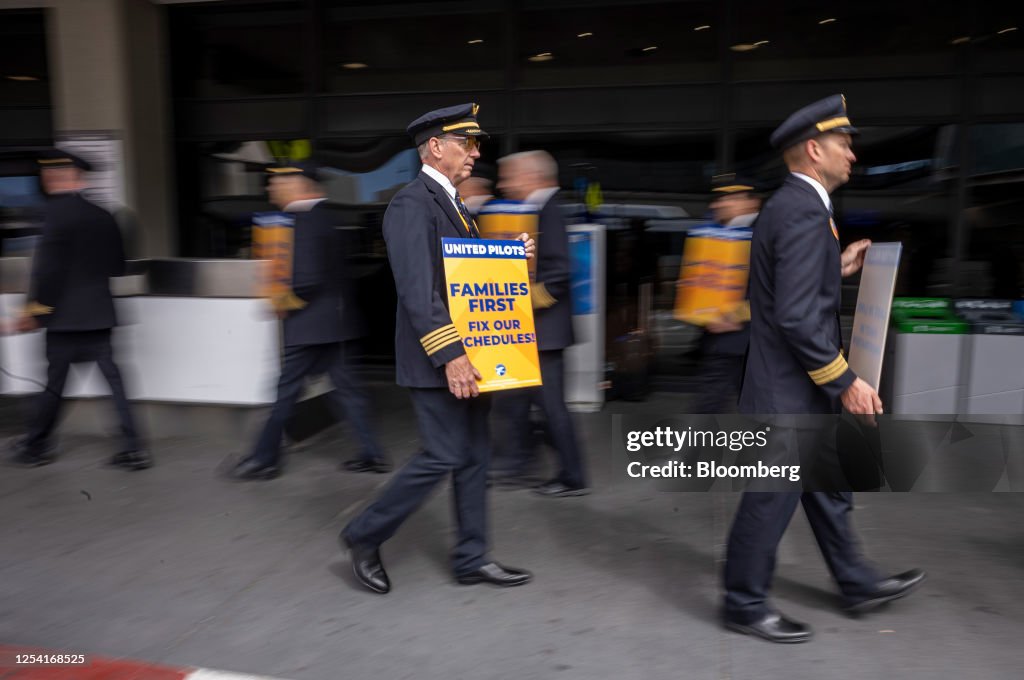 United Airlines Pilots Picket Nationwide