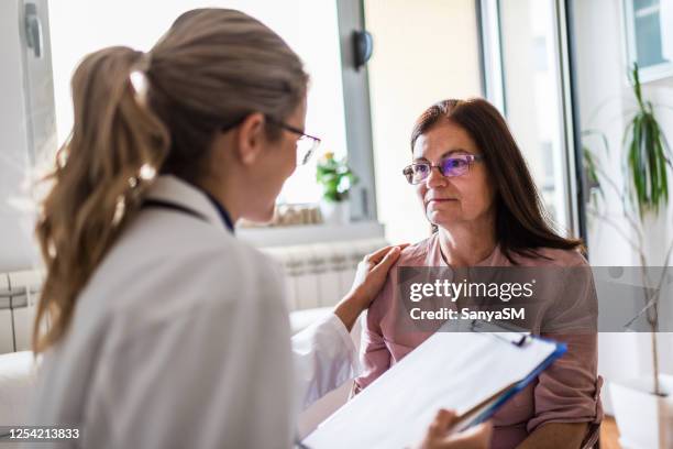 healthcare worker at home visit - old cough stock pictures, royalty-free photos & images