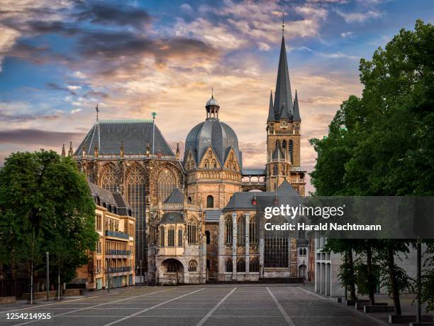 aachen cathedral, aachen, north rhine westphalia, germany - catedral fotografías e imágenes de stock