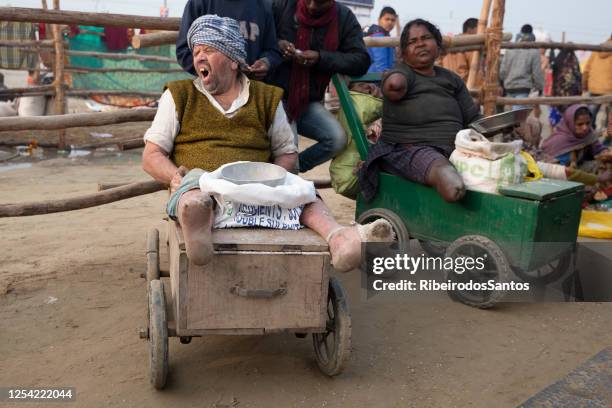 amputierter aussätzler betteln in kumbh mela - lepra stock-fotos und bilder