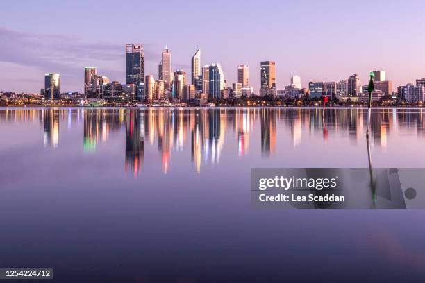 perth city at sunrise - perth australië stockfoto's en -beelden