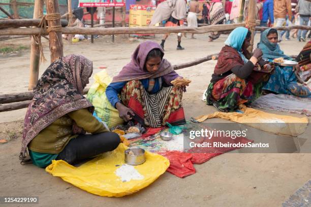 ora di pranzo di mendicante - elemosina oggetto religioso foto e immagini stock