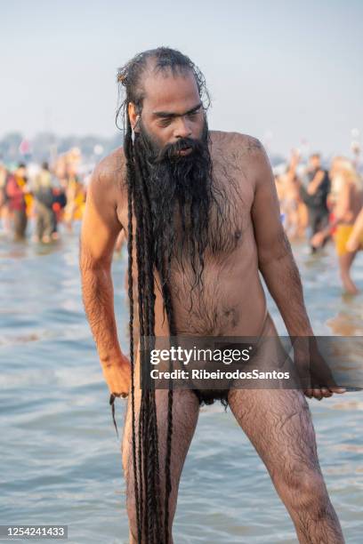 sadhu hält seine genitalien mit zangen - self harm stock-fotos und bilder