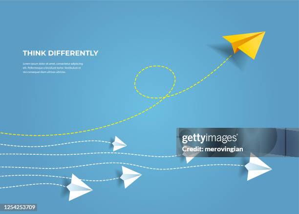 fliegende papierflugzeuge. anders denken, führung, trends, kreative lösung und einzigartiges wegkonzept. seien sie anders. - bleisatz stock-grafiken, -clipart, -cartoons und -symbole