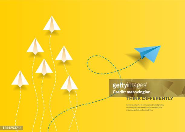 fliegende papierflugzeuge. anders denken, führung, trends, kreative lösung und einzigartiges wegkonzept. seien sie anders. - führungstalent stock-grafiken, -clipart, -cartoons und -symbole