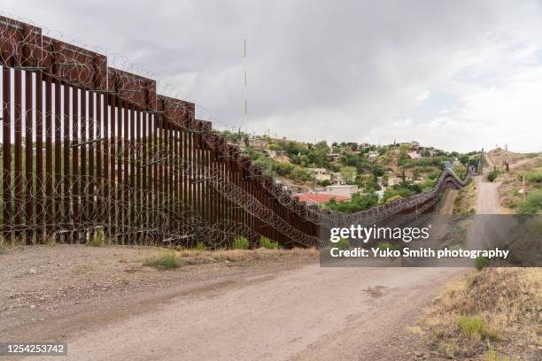 the us/mexico border fence in nogales, arizona usa - geographical border - fotografias e filmes do acervo