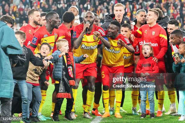 Players of RC Lens celebrate following victory during the Ligue 1 match between RC Lens and Stade Reims at Stade Bollaert-Delelis on May 12, 2023 in...