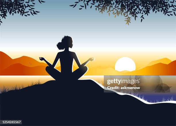 stockillustraties, clipart, cartoons en iconen met yoga bij zonsondergang - mindfulness