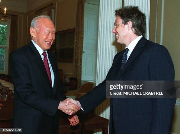 Singaporean Senior Minister Lee Kuan Yew is greeted 19 May 1999 by British Prime Minister Tony Blair in the cabinet room at 10 Downing Street in...