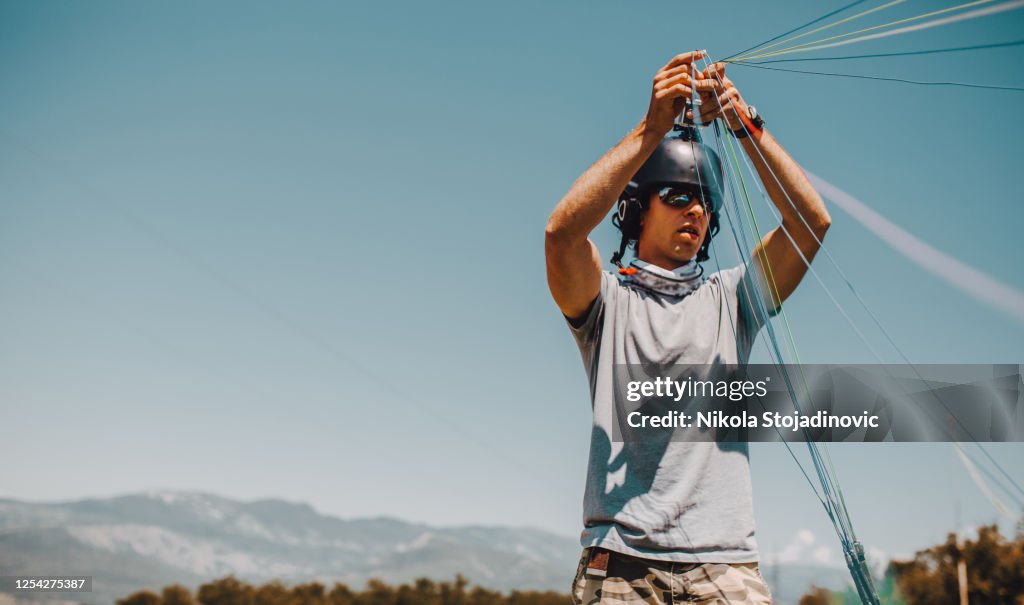Préparation au lancement d’un parapente