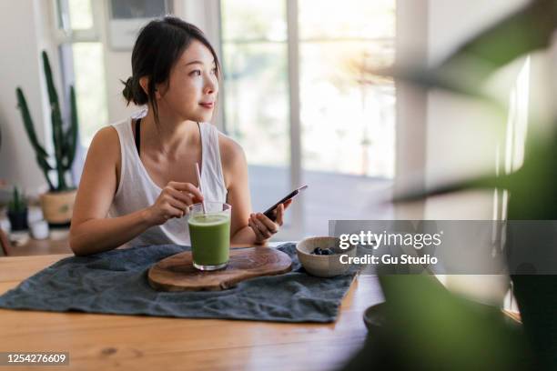 une alimentation végétalienne équilibrée et un mode de vie durable - asian drink photos et images de collection