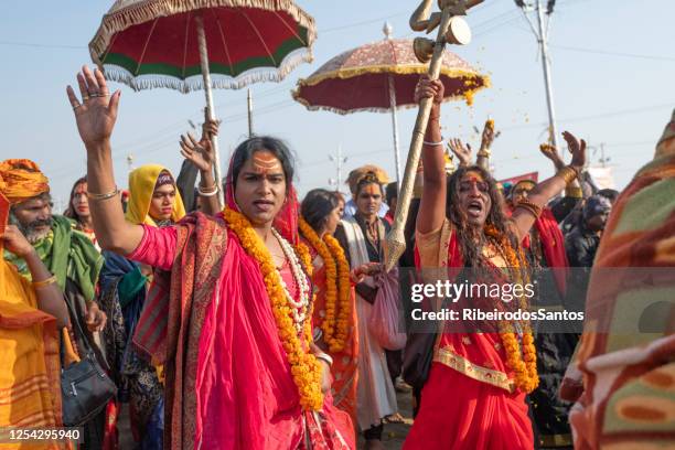 kinnar akhada aankomst op de badplaats - pilgrims and indians stockfoto's en -beelden