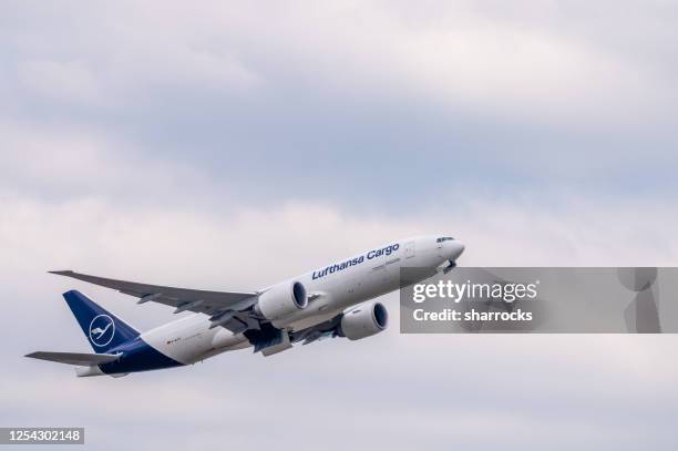 lufthansa cargo boeing 777-200f - lufthansa stock pictures, royalty-free photos & images