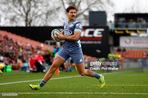 Kobus Van Wyk of the Hurricanes scores a try during the round 4 Super Rugby Aotearoa match between the Chiefs and the Hurricanes at FMG Stadium...